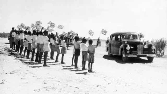 Carruur magaalada Hargeysa ku soo dhaweynsay wafti ka socday gumeystihii Ingiriiska 1950-maadkii