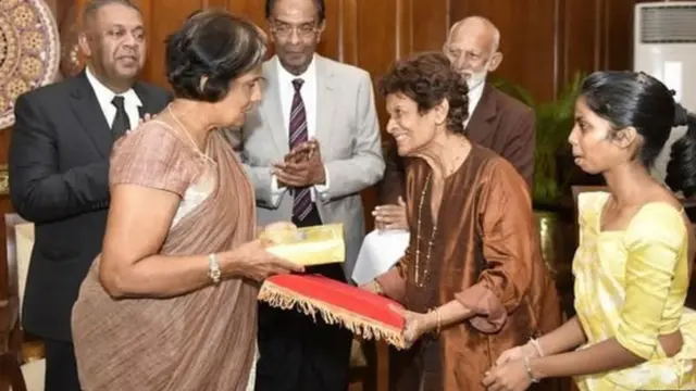 සංහිඳියාව උදෙසාවන ප්‍රවිචාරණ කාර්ය සාධක බලකයේ වාර්තාව හිටපු ජනාධිපතිනියට භාරදුන් අවස්ථාව