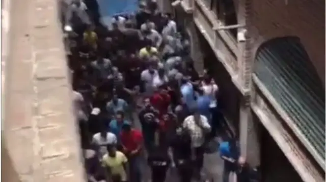 تصویری که از اعتصاب بازاریان تهران در روز سه شنبه به دست بیبیسی فارسی رسیده است. آنها شعار مرگ بر گرانی میدادند