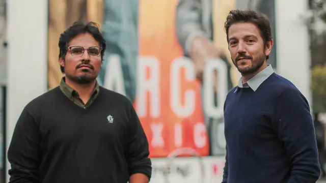 Diego Luna posando con un colega de la serie Narcos