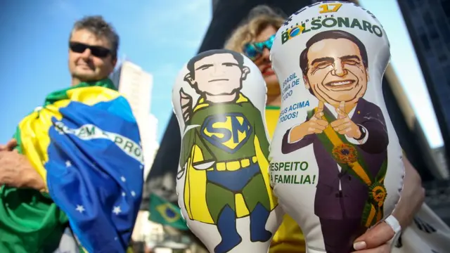 Manifestante segura bonecosbr 777 slotsBolsonaro e Sergio morobr 777 slotsatobr 777 slotsfavor do presidente