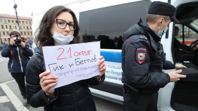 Кандидат от "Справедливой России" Ольга Галкина с плакатом "21 округ. ГИК и Беглов перерисовали результаты"