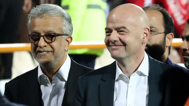 جانی اینفانتینو (راست) رئیس فیفا و شیخ سلمان، رئیس کنفدراسیون فوتبال آسیا برای دیدار پرسپولیس با کاشیما به تهران سفر کردند