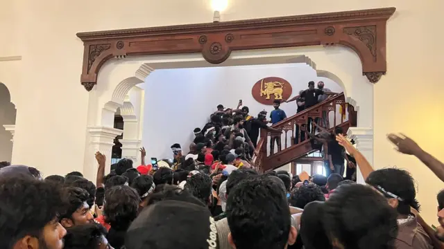 శ్రీలంక ప్రధాని కార్యాలయంలో నిరసనకారులు