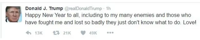 トランプ氏は、「皆さん新年おめでとう。私と戦ってあんまりひどく負けたために、どうしていいか分からない私の多くの敵たちにも。愛をこめて！」とツイートした