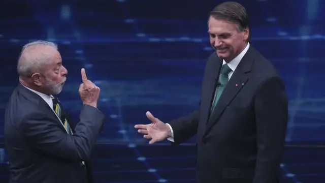 Lula e Bolsonaro durante debate