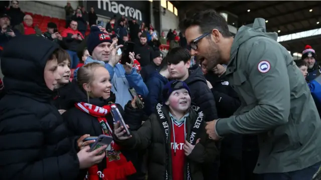 Reynolds junto a fanáticos del Wrexham United AFC.