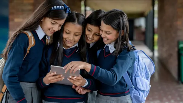 Niñas con una tableta.