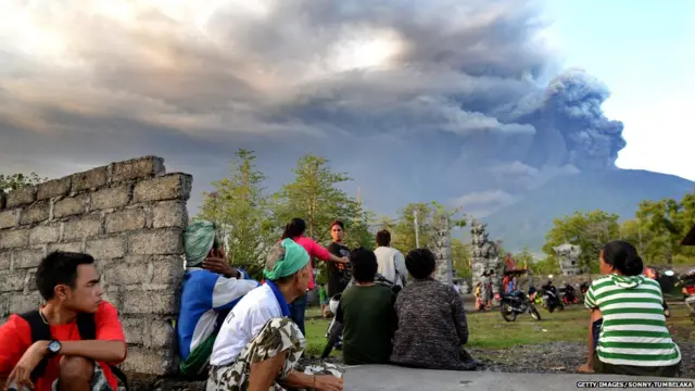 ज्वालामुखीच्या हालचालींवर नजर ठेऊन असलेले गावकरी