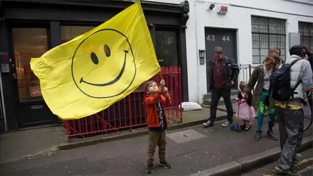 Le smiley lors d'une manifestation à Londres en 2016, après la fermeture du club Fabric