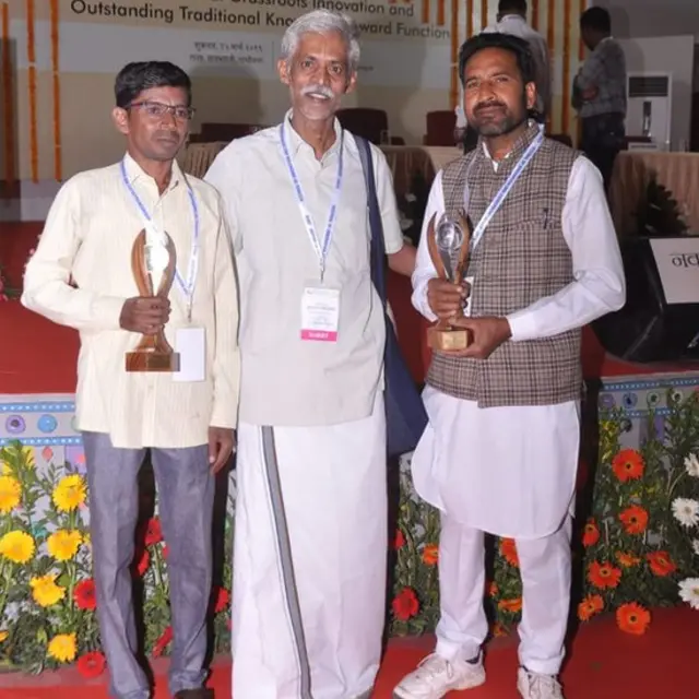 நோயாளிகள் தங்களை பராமரிப்பதற்கு படிக்காத மெக்கானிக் கண்டுபிடித்த "டாய்லெட் படுக்கை"