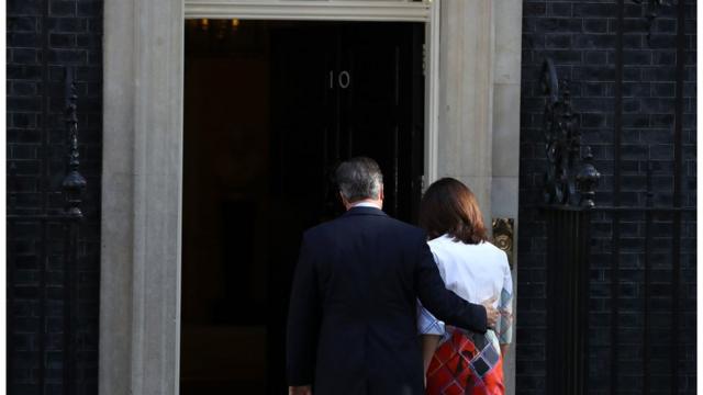 David y Samantha Cameron entrando al 10 Downing Street
