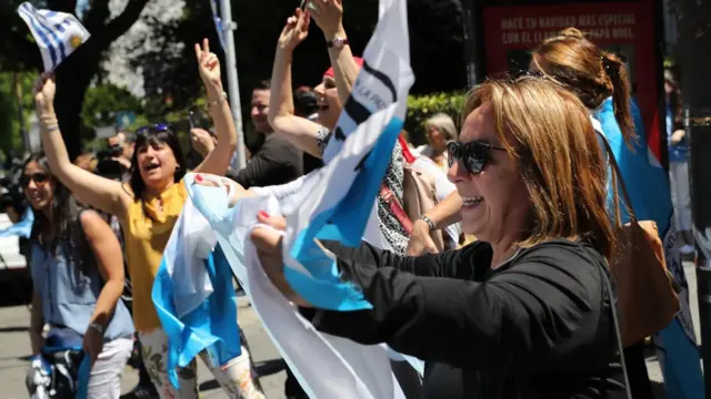 EleitoresbolaopixbetLuis Lacalle Pou comemoram vitória do candidatobolaopixbetcentro-direita no Uruguai