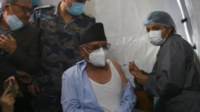 पूर्व प्रधानमन्त्री प्रचण्ड कोभिड खोप लिँदै