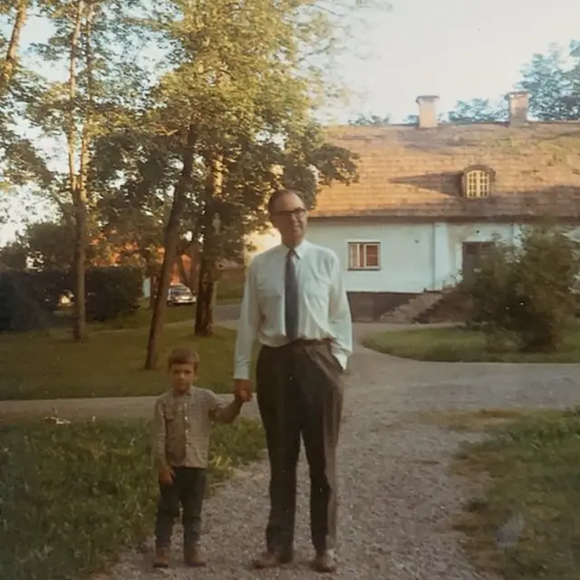 Sten Gustaf Thulin con su hijo Raoul cuando éste era un niño