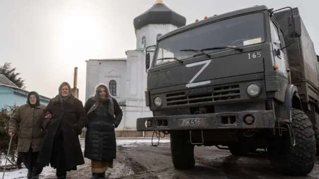 Луганская область. Село Варваровка. Местные жительницы у храма.