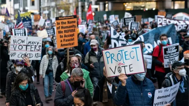 「票を守れ」「すべての票を数えろ」などと行進する人たち（4日、ニューヨーク・マンハッタン）