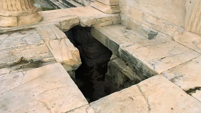 Hueco por donde pasó el rayo de Zeus