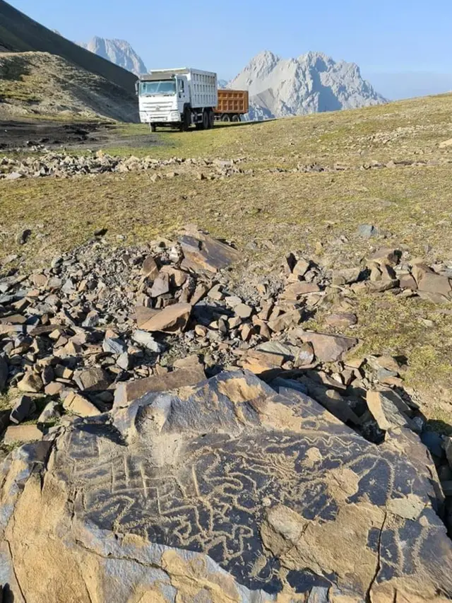 таш бетиндеги жазуу