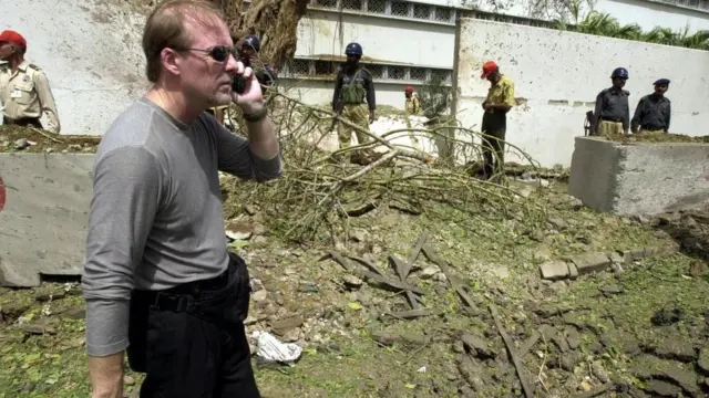 ایک امریکی اہکار حملے کا نشانہ بننے والے قونصل خانے کے سامنے جائے وقوعہ کا دورہ کر رہا ہے