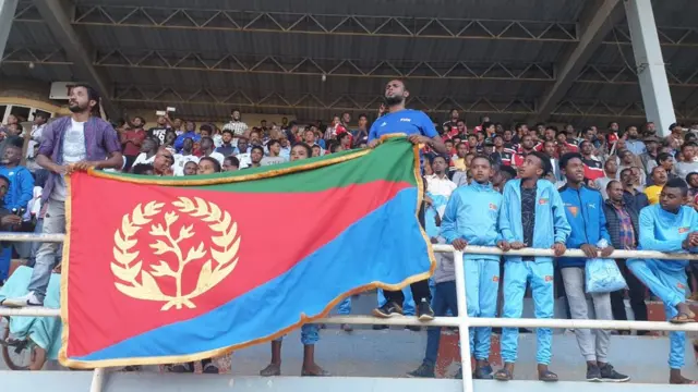 ከ15 ዓመት በታች የኤርትራ ብሔራዊ ቡድንን ለመደገፍ ከስታዲየም የተገኙ ደጋፊዎች።
