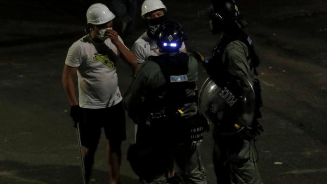 2019年香港示威浪潮中，支持示威者一方指警察故意拖慢前往現場的速度，容許途人被襲擊，但警方否認說法。