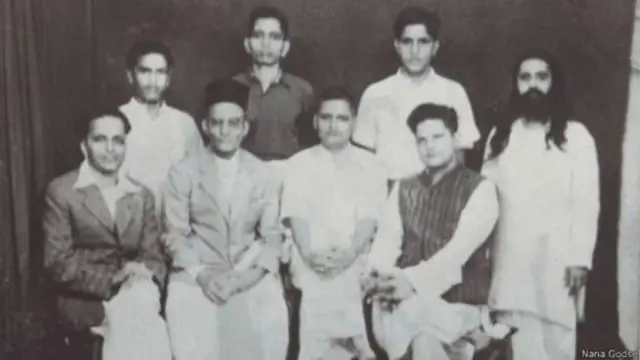 நானா ஆப்தே, தாமோதர் சாவர்க்கர், நாதுராம் கோட்சே, விஷ்ணுபந்த் கர்கரே, திகம்பர் பட்கே, மதன்லால் பஹாவா (வலதுபுறம் நிற்பவர்), கோபால் கோட்சே, சங்கர் கிஸ்தய்யா (இடமிருந்து வலமாக அமர்ந்திருப்பது)