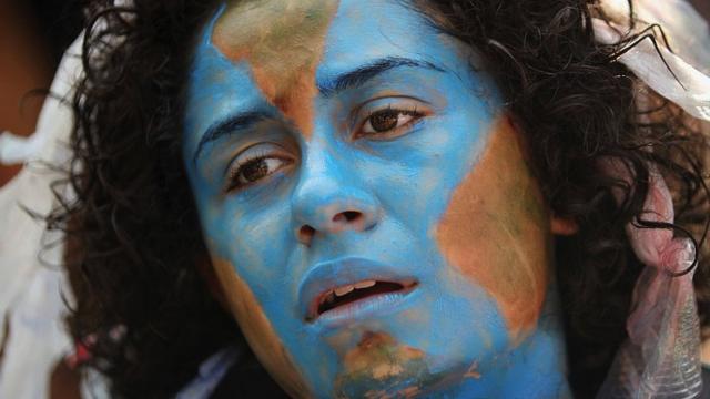 Manifestante com o rosto pintadoaposta mega caixaplaneta Terra durante a conferência mundial do clima Rio + 20aposta mega caixajunhoaposta mega caixa2012