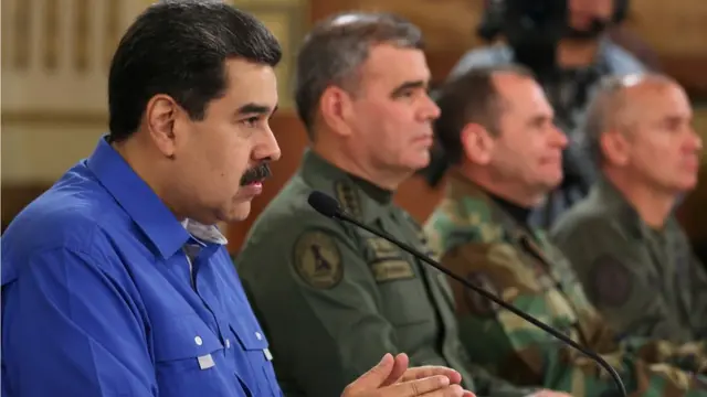 馬杜羅發表電視講話時,身邊有軍方高層。