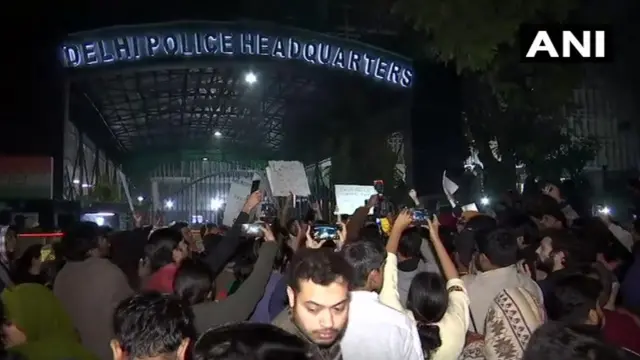 दिल्ली पोलीस मुख्यालयाबाहेर निदर्शनं