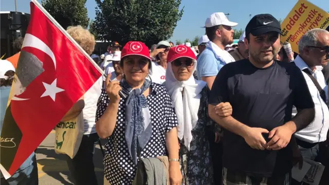 'Adalet Mitingi'ne katılan Türk bayraklı insanlar