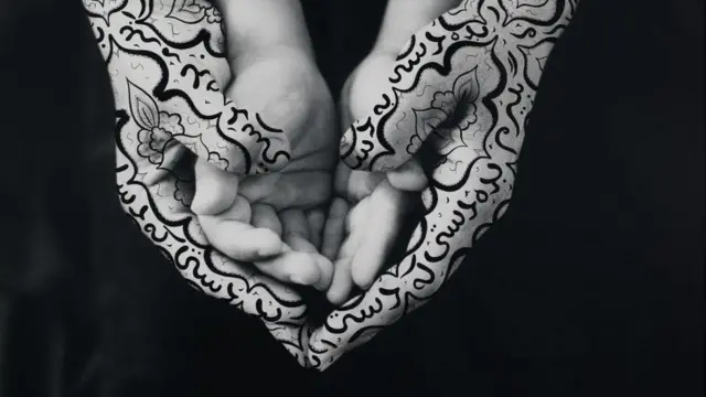 تُظهر صورة "آصرة" (1995) شيرين نشأت وهي تمسك بيد طفلها الصغير