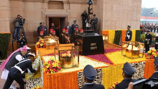 அமர் ஜவான் நினைவிடத்தில் இறந்த ராணுவத்தினருக்கு அஞ்சலி செலுத்திய மோதி