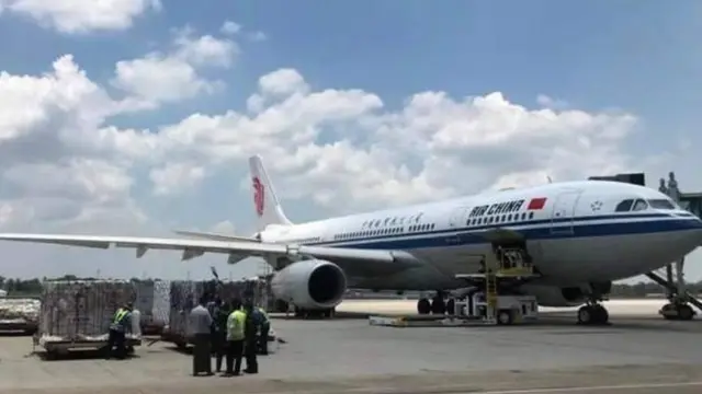 မေလ ၂ရက်က တရုတ်နိုင်ငံက လှုဒါန်းတဲ့ကာကွယ်ဆေးတွေရောက်ရှိစဉ်