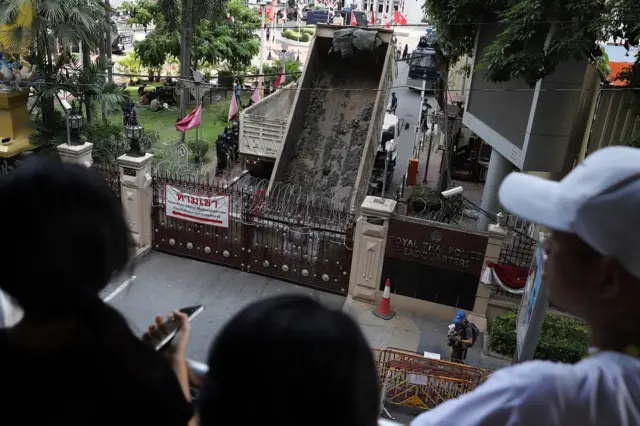 รถบรรทุกดันประตูทางเข้าศูนย์บัญชาการตำรวจจากทางด้านใน