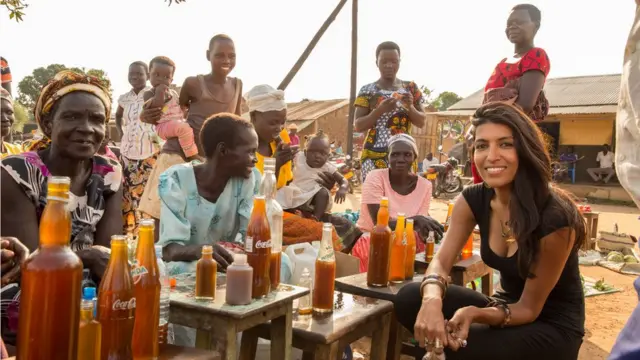 Лейла Джана (сидит справа) с женщинами-производительницами главного ингредиента косметики LXMI.