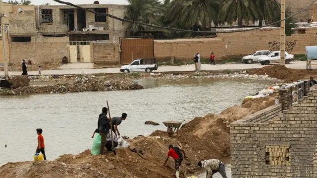 ختیځ کارون سیمه کې ځايي اوسېدونکي د سېلابي اوبو مخنیوي هڅه کوي.