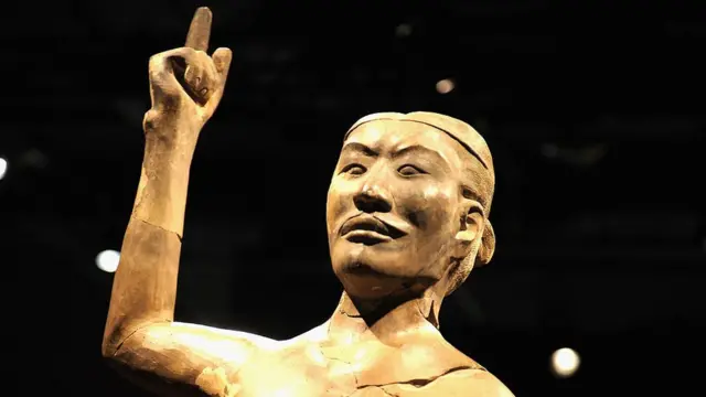 Una de las estatuas conocidas como Los Acróbatas