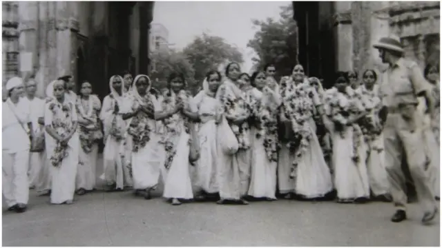 ત્રણ દરવાજા પાસે મહિલાઓ