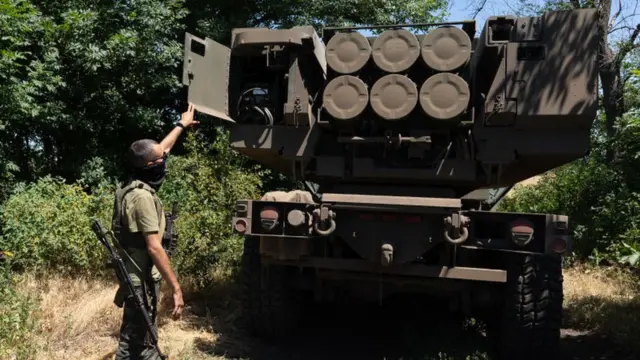 Um soldado ucraniano com um sistemaestrela bet betfoguetes Himars