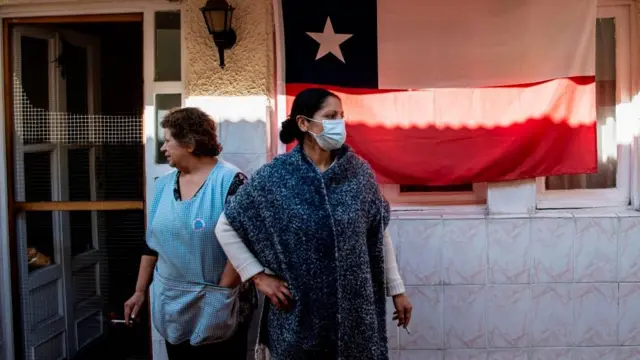 Mujeres con mascarillas en Chile