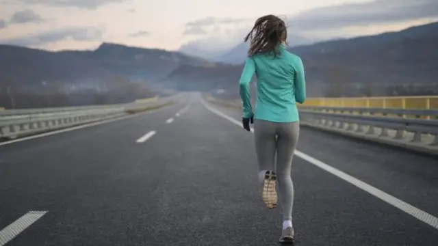 Abantu muri iki gihe ngo bakunda kureba siporo no kuyiganira ariko ntibayikore