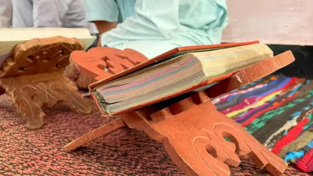 मदरसे में रखी किताब