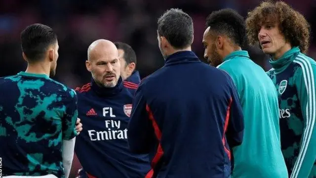 Freddie Ljunberg wa pili kushoto ndiye naibu wa Emery katika klabu hiyo