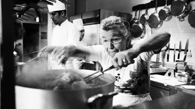 किचन में शेफ