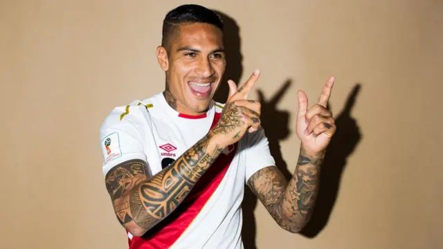 Paolo Guerrero con el pelo corto y rapado por los lados