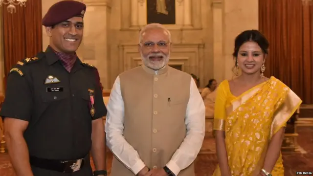 नरेंद्र मोदी, महेंद्र सिंह धोनी, साक्षी धोनी