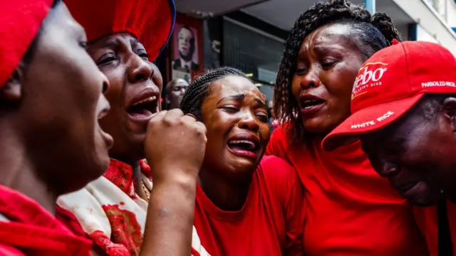 Des militants du MDC pleurent leur leader décédé en Afrique du Sud.