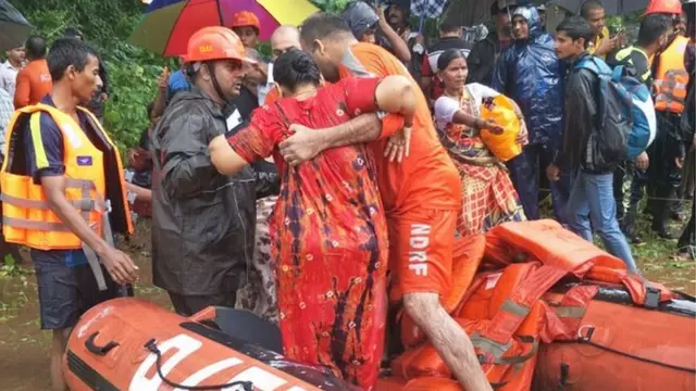 बचावकार्य सुरू असताना