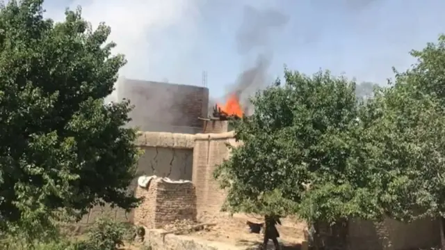 به گفته شاهدان این خانه ها توسط بزرگان قوم آتش زده شدند
